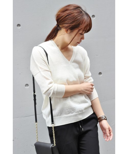 FIGARO Paris(フィガロパリ)の「Li/E Vネック プルオーバー◆(ニット/セーター・レディース・ベージュ/ブルー系その他/ブラック/ホワイト・FREE)」の2枚目の写真