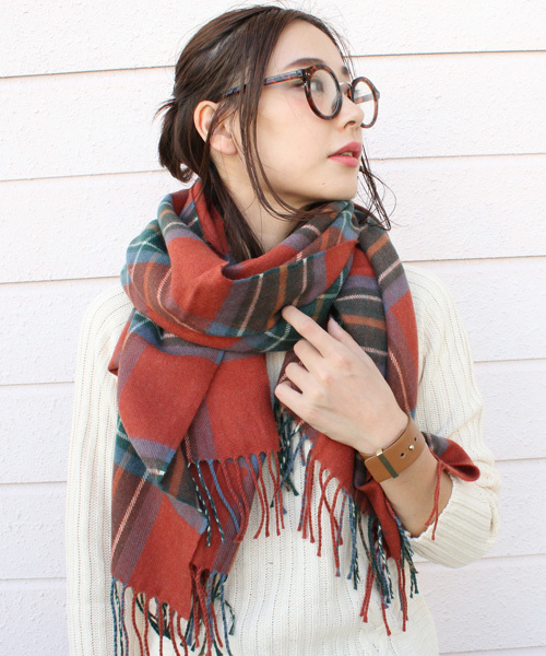 reca（レカ）の「室内でも外でも使える！ウールチェック柄大判ストール（ストール/ショール・レディース・ブラウン系その他/ピンク系その他/ブラウン系その他2/ベージュ系その他/ブルー系その他/レッド系その他/チョコ/ホワイト系その他/ブルー系その他2・FREE/ONE SIZE）」の3枚目の写真