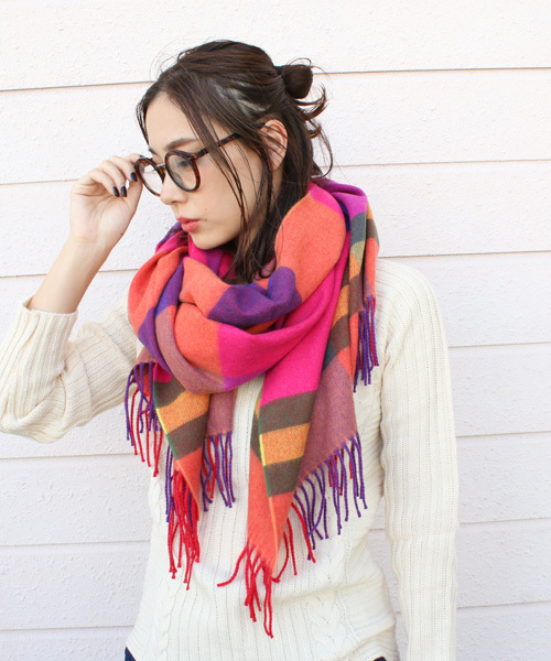 reca（レカ）の「室内でも外でも使える！ウールチェック柄大判ストール（ストール/ショール・レディース・ブラウン系その他/ピンク系その他/ブラウン系その他2/ベージュ系その他/ブルー系その他/レッド系その他/チョコ/ホワイト系その他/ブルー系その他2・FREE/ONE SIZE）」の8枚目の写真