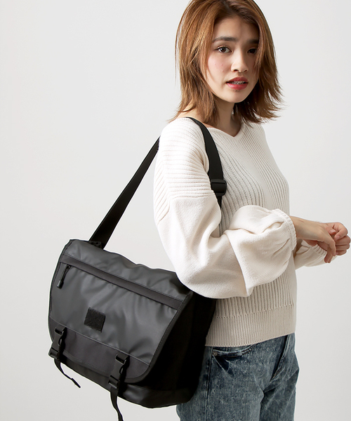 WEGO(ウィゴー)の「WEGO/コーティングメッセンジャーバッグ(メッセンジャーバッグ・メンズ・ブラック/ネイビー・FREE)」の10枚目の写真