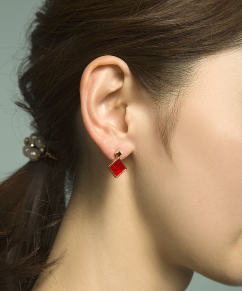 PLAIN CLOTHING（プレーンクロージング）の「スクエアピアス【PLAIN CLOTHING】（ピアス（両耳用）・レディース・レッド/ピンク/ブラック/ライトブルー/ベージュ/アイボリー/グレー・FREE）」の7枚目の写真