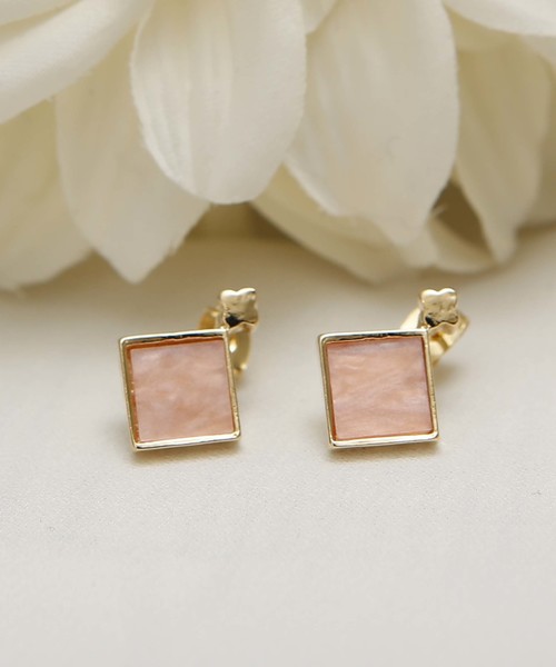 PLAIN CLOTHING（プレーンクロージング）の「スクエアピアス【PLAIN CLOTHING】（ピアス（両耳用）・レディース・レッド/ピンク/ブラック/ライトブルー/ベージュ/アイボリー/グレー・FREE）」の6枚目の写真