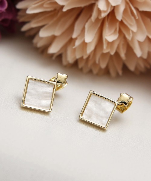 PLAIN CLOTHING（プレーンクロージング）の「スクエアピアス【PLAIN CLOTHING】（ピアス（両耳用）・レディース・レッド/ピンク/ブラック/ライトブルー/ベージュ/アイボリー/グレー・FREE）」の2枚目の写真