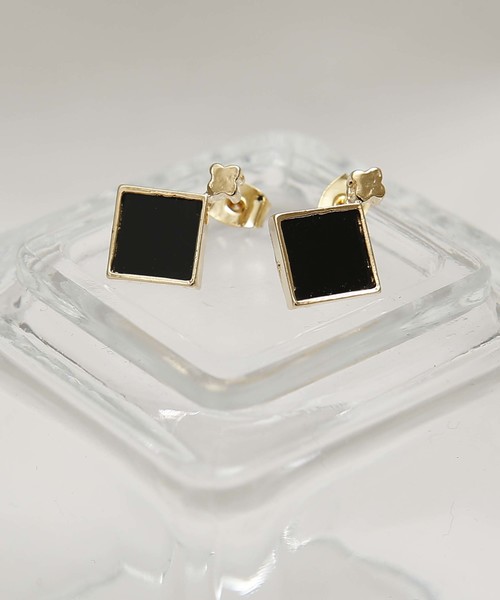 PLAIN CLOTHING（プレーンクロージング）の「スクエアピアス【PLAIN CLOTHING】（ピアス（両耳用）・レディース・レッド/ピンク/ブラック/ライトブルー/ベージュ/アイボリー/グレー・FREE）」の3枚目の写真