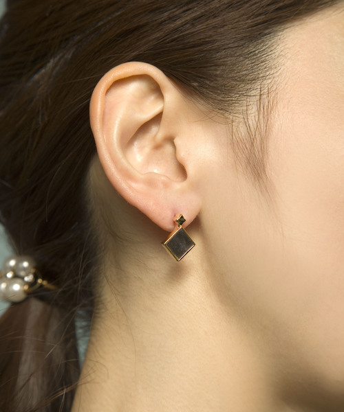 PLAIN CLOTHING（プレーンクロージング）の「スクエアピアス【PLAIN CLOTHING】（ピアス（両耳用）・レディース・レッド/ピンク/ブラック/ライトブルー/ベージュ/アイボリー/グレー・FREE）」の10枚目の写真