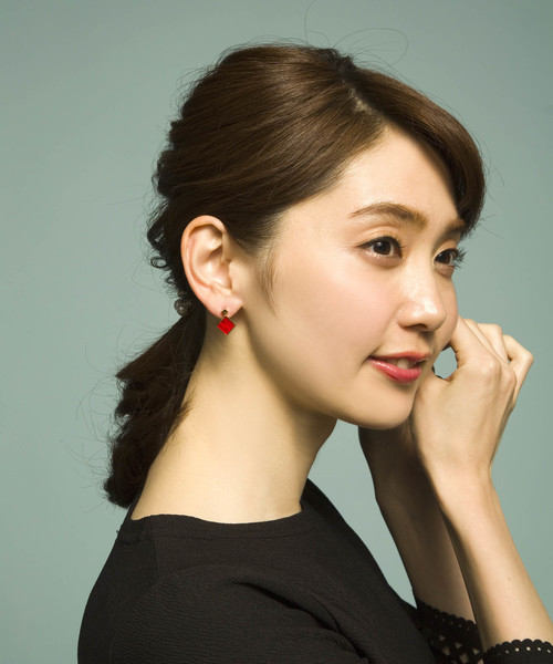 PLAIN CLOTHING（プレーンクロージング）の「スクエアピアス【PLAIN CLOTHING】（ピアス（両耳用）・レディース・レッド/ピンク/ブラック/ライトブルー/ベージュ/アイボリー/グレー・FREE）」の12枚目の写真