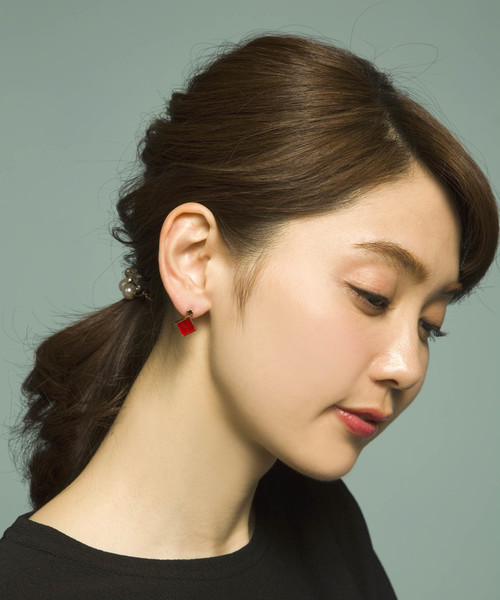 PLAIN CLOTHING（プレーンクロージング）の「スクエアピアス【PLAIN CLOTHING】（ピアス（両耳用）・レディース・レッド/ピンク/ブラック/ライトブルー/ベージュ/アイボリー/グレー・FREE）」の16枚目の写真