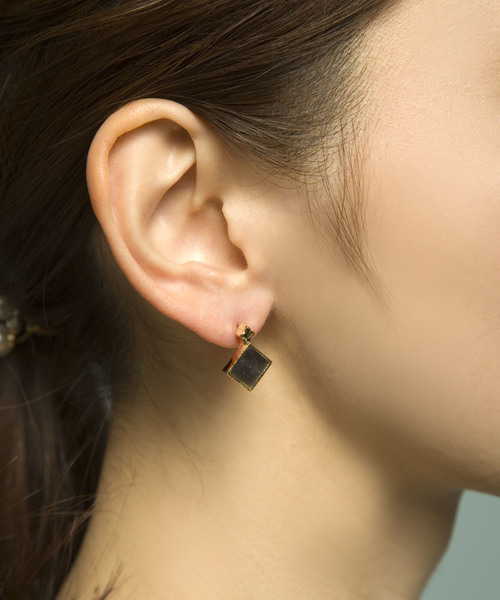 PLAIN CLOTHING（プレーンクロージング）の「スクエアピアス【PLAIN CLOTHING】（ピアス（両耳用）・レディース・レッド/ピンク/ブラック/ライトブルー/ベージュ/アイボリー/グレー・FREE）」の21枚目の写真