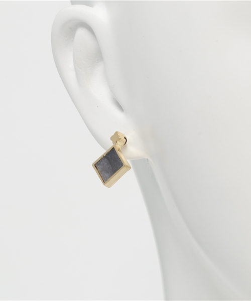 PLAIN CLOTHING（プレーンクロージング）の「スクエアピアス【PLAIN CLOTHING】（ピアス（両耳用）・レディース・レッド/ピンク/ブラック/ライトブルー/ベージュ/アイボリー/グレー・FREE）」の9枚目の写真