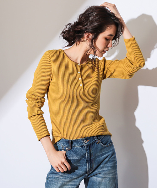 CIAOPANIC（チャオパニック）の「コットンシルクヘンリーネックプルオーバー（ニット/セーター・レディース・ブラック/レッド/ピンク/イエロー/グリーン/アイボリー・FREE）」の2枚目の写真