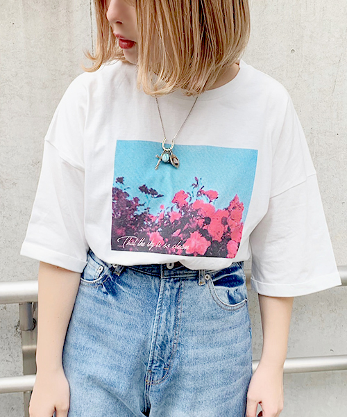 apres jour(アプレジュール)の「アソートプリントTシャツ【ZOZOTOWN限定アイテム】(Tシャツ/カットソー・レディース・スモークピンク/ホワイト系その他/その他/オフホワイト/グリーン系その他/ラベンダー/ブルー系その他/レッド系その他/ホワイト/ブラック/ブルー/ホワイト系その他3/ホワイト系その他2・フリー)」の4枚目の写真