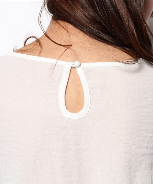 mystic(ミスティック)の「ギャザーフリルブラウス(シャツ/ブラウス・レディース・オフホワイト/ベージュ/ピンク/ミント/ネイビー・フリ-)」の6枚目の写真