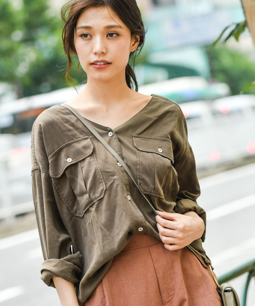 BAYFLOW(ベイフロー)の「ミリタリーVネックシャツ(シャツ/ブラウス・レディース・チャコールグレー/カーキ/オレンジ・SMALL/MEDIUM)」の3枚目の写真