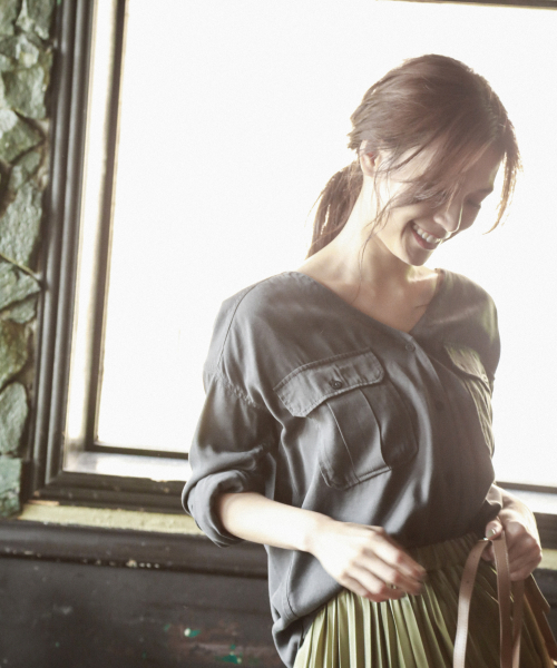 BAYFLOW(ベイフロー)の「ミリタリーVネックシャツ(シャツ/ブラウス・レディース・チャコールグレー/カーキ/オレンジ・SMALL/MEDIUM)」の2枚目の写真