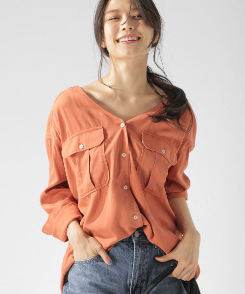 BAYFLOW(ベイフロー)の「ミリタリーVネックシャツ(シャツ/ブラウス・レディース・チャコールグレー/カーキ/オレンジ・SMALL/MEDIUM)」の1枚目の写真