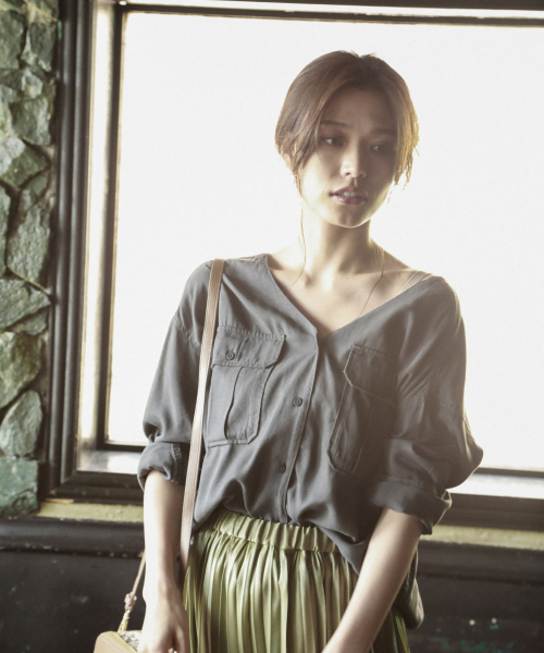 BAYFLOW(ベイフロー)の「ミリタリーVネックシャツ(シャツ/ブラウス・レディース・チャコールグレー/カーキ/オレンジ・SMALL/MEDIUM)」の7枚目の写真