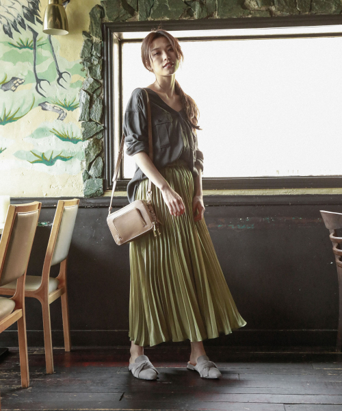 BAYFLOW(ベイフロー)の「ミリタリーVネックシャツ(シャツ/ブラウス・レディース・チャコールグレー/カーキ/オレンジ・SMALL/MEDIUM)」の11枚目の写真