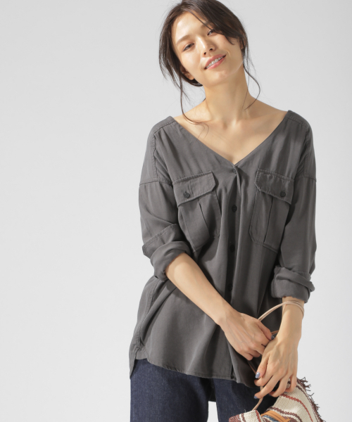 BAYFLOW(ベイフロー)の「ミリタリーVネックシャツ(シャツ/ブラウス・レディース・チャコールグレー/カーキ/オレンジ・SMALL/MEDIUM)」の21枚目の写真