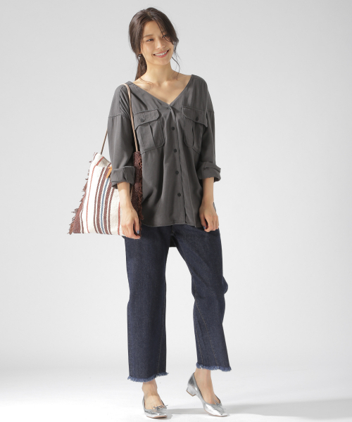 BAYFLOW(ベイフロー)の「ミリタリーVネックシャツ(シャツ/ブラウス・レディース・チャコールグレー/カーキ/オレンジ・SMALL/MEDIUM)」の4枚目の写真