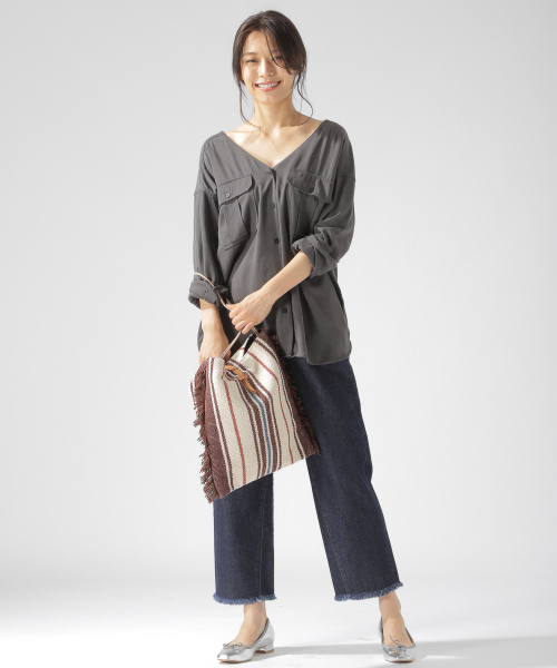 BAYFLOW(ベイフロー)の「ミリタリーVネックシャツ(シャツ/ブラウス・レディース・チャコールグレー/カーキ/オレンジ・SMALL/MEDIUM)」の8枚目の写真