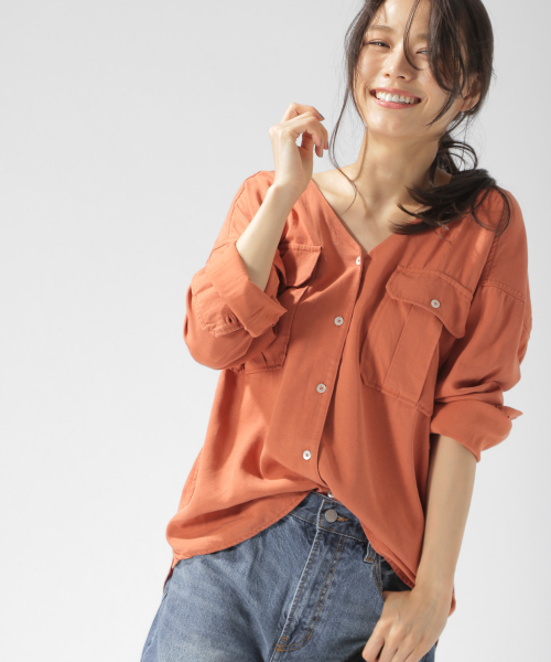 BAYFLOW(ベイフロー)の「ミリタリーVネックシャツ(シャツ/ブラウス・レディース・チャコールグレー/カーキ/オレンジ・SMALL/MEDIUM)」の12枚目の写真