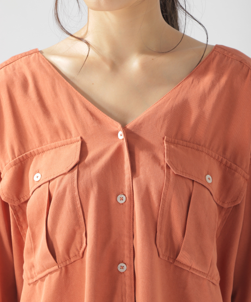 BAYFLOW(ベイフロー)の「ミリタリーVネックシャツ(シャツ/ブラウス・レディース・チャコールグレー/カーキ/オレンジ・SMALL/MEDIUM)」の20枚目の写真