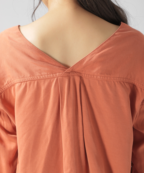 BAYFLOW(ベイフロー)の「ミリタリーVネックシャツ(シャツ/ブラウス・レディース・チャコールグレー/カーキ/オレンジ・SMALL/MEDIUM)」の6枚目の写真