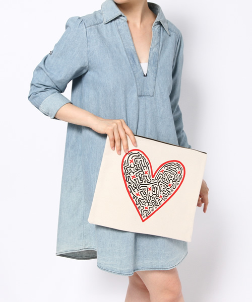BEAUTY&YOUTH UNITED ARROWS（ビューティーアンドユースユナイテッドアローズ）の「BYBC Keith Haring 別注クラッチバッグ ◆（クラッチバッグ・レディース・オフホワイト/ブラック・フリー）」の4枚目の写真