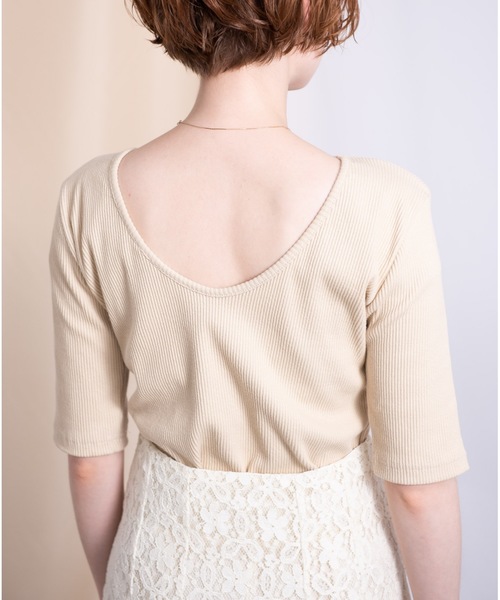 flowriri（フロウリリ）の「flowriri バックオープンリブトップス（Tシャツ/カットソー・レディース・ナチュラル/ベージュ/ブラック・FREE）」の6枚目の写真