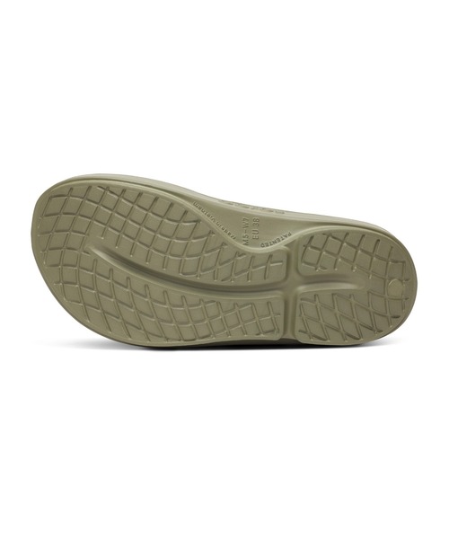 OOFOS(ウーフォス)の「OOFOS/ウーフォス メンズ レディース サンダル リカバリー クッション OORIGINAL ウーオリジナル(サンダル・レディース・ブラック/ベージュ/ネイビー/ダークグリーン/モカ/フューシャピンク/パープル/ホワイト/ライトパープル/グレイッシュベージュ/グレー/グリーン/ブルー/オリーブドラブ/グレー系その他/ライトグリーン/アーミー・24.0cm/28.0cm/25.0cm/26.0cm/23.0cm/27.0cm/29.0cm/22.0cm/30.0cm)」の18枚目の写真