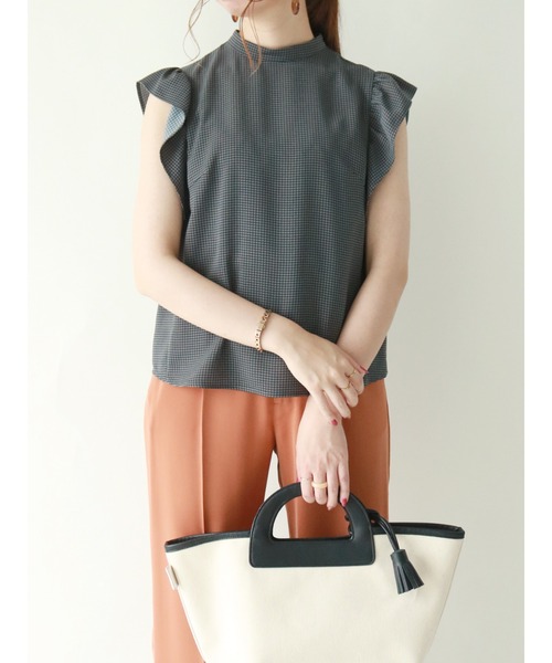 Te chichi(テチチ)の「チドリラッフルスリーブブラウス(シャツ/ブラウス・レディース・ベージュ/ネイビー/オフホワイト・フリ-)」の1枚目の写真