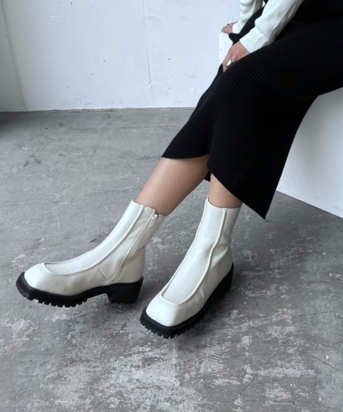 Happy John(ハッピージョン)の「square toe uncle boots/スクエアトゥアンクルブーツ(ブーツ・レディース・ホワイト/ブラック・24/25)」の1枚目の写真