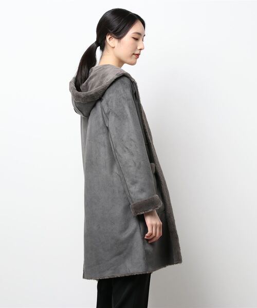 NICOLE white(ニコルホワイト)の「リバーシブル フェイクムートンコート(ムートンコート・レディース・サックスブルー/ベージュ/チャコールグレー・LARGE/MEDIUM)」の4枚目の写真