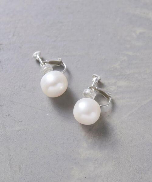 green label relaxing（グリーンレーベルリラクシング）の「＜ VERY × green label relaxing ＞淡水パール ヒトツブ イヤリング（イヤリング・レディース・オフホワイト・FREE）」の4枚目の写真