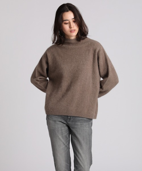 INED(イネド)の「モックネックラクーンニット(ニット/セーター・レディース・ベージュ/グレー/グリーン/キャメル・9号)」の5枚目の写真