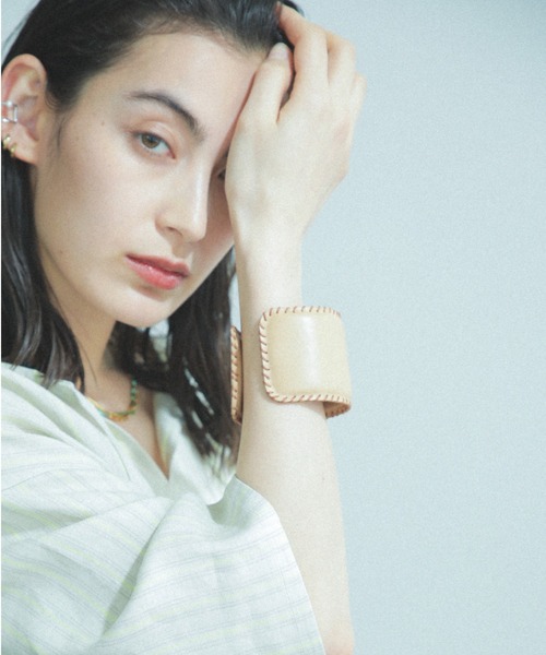ROSE BUD(ローズバッド)の「(LEFIJE)レザーバングル(バングル/リストバンド・レディース・ブラック/ベージュ/ブラウン・FREE)」の3枚目の写真