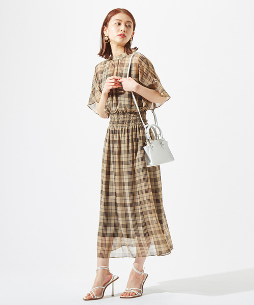 Tiara（ティアラ）の「シフォンチェックハイネックワンピース（ワンピース・レディース・ベージュ/ブラック・FREE）」の4枚目の写真