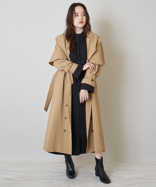 A de a.v.v（アードアー・ヴェ・ヴェ）の「ダブルボタンケープトレンチコート（トレンチコート・レディース・ブラック/ベージュ・SMALL/MEDIUM）」の3枚目の写真