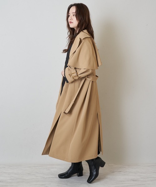 A de a.v.v（アードアー・ヴェ・ヴェ）の「ダブルボタンケープトレンチコート（トレンチコート・レディース・ブラック/ベージュ・SMALL/MEDIUM）」の4枚目の写真