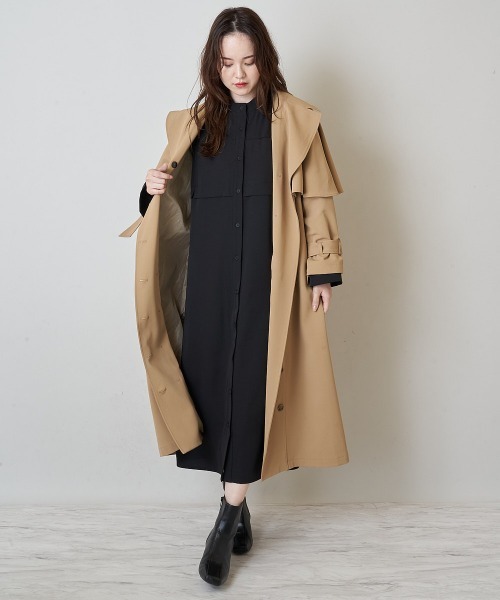 A de a.v.v（アードアー・ヴェ・ヴェ）の「ダブルボタンケープトレンチコート（トレンチコート・レディース・ブラック/ベージュ・SMALL/MEDIUM）」の5枚目の写真