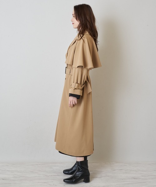 A de a.v.v（アードアー・ヴェ・ヴェ）の「ダブルボタンケープトレンチコート（トレンチコート・レディース・ブラック/ベージュ・SMALL/MEDIUM）」の9枚目の写真