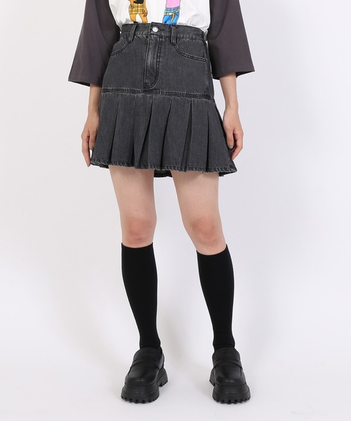 PUNYUS（プニュズ）の「プリーツヘムデニムミニスカート（デニムスカート・レディース・ブラック/ライトブルー・1/3/2/4）」の2枚目の写真