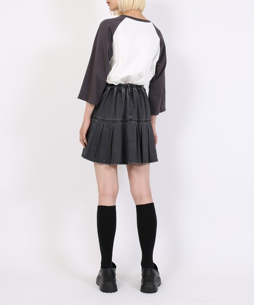 PUNYUS（プニュズ）の「プリーツヘムデニムミニスカート（デニムスカート・レディース・ブラック/ライトブルー・1/3/2/4）」の6枚目の写真
