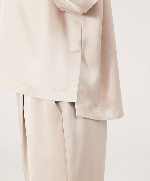 qualite(カリテ)の「《セットアップ対応》アセテートサテンパフブラウス(シャツ/ブラウス・レディース・ピンクベージュ/ブラック・38/36)」の4枚目の写真