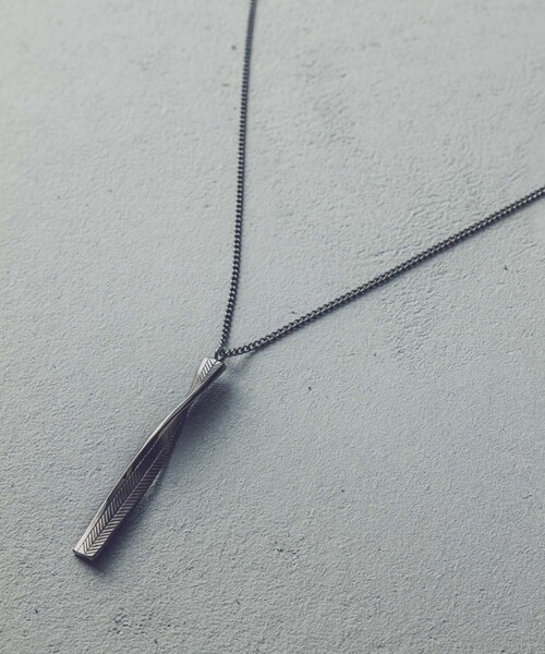 and cloud（アンドクラウド）の「Crow feather Long Necklace（ネックレス・レディース・シルバー/ブラック・FREE）」の6枚目の写真