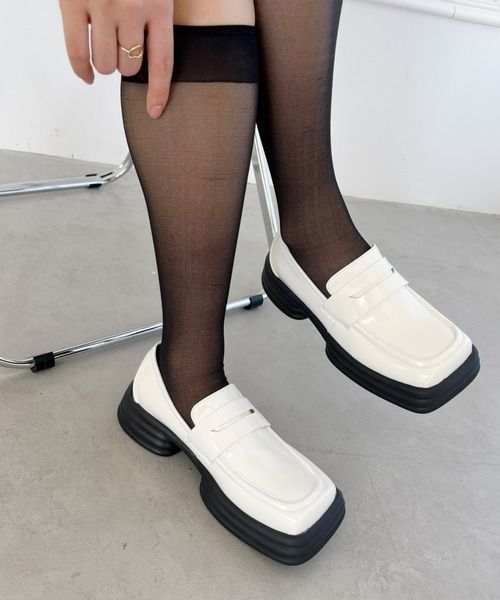 Loueme(ルエム)の「スクエアトゥ厚底ローファーパンプス(ローファー・レディース・アイボリー/ブラック・L/M/S)」の16枚目の写真