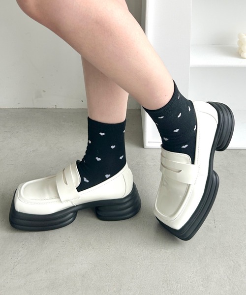 Loueme(ルエム)の「スクエアトゥ厚底ローファーパンプス(ローファー・レディース・アイボリー/ブラック・L/M/S)」の13枚目の写真