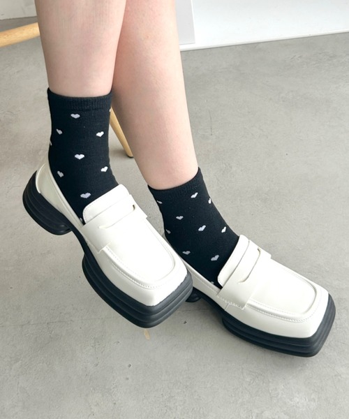 Loueme(ルエム)の「スクエアトゥ厚底ローファーパンプス(ローファー・レディース・アイボリー/ブラック・L/M/S)」の12枚目の写真
