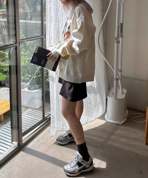 Vipoa（ヴィポア）の「キャットグラフィックオーバーサイズスウェット（スウェット・レディース・オートミール・FREE）」の9枚目の写真