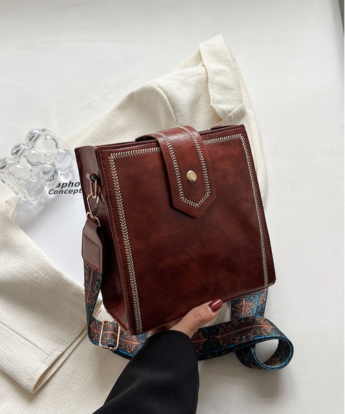 LA VORAGINE（ラ ヴォラジネ）の「ワイドベルト　スクエアショルダーバッグ（ショルダーバッグ・レディース・ブラック/ワイン/ダークブラウン/ブラウン・FREE）」の3枚目の写真